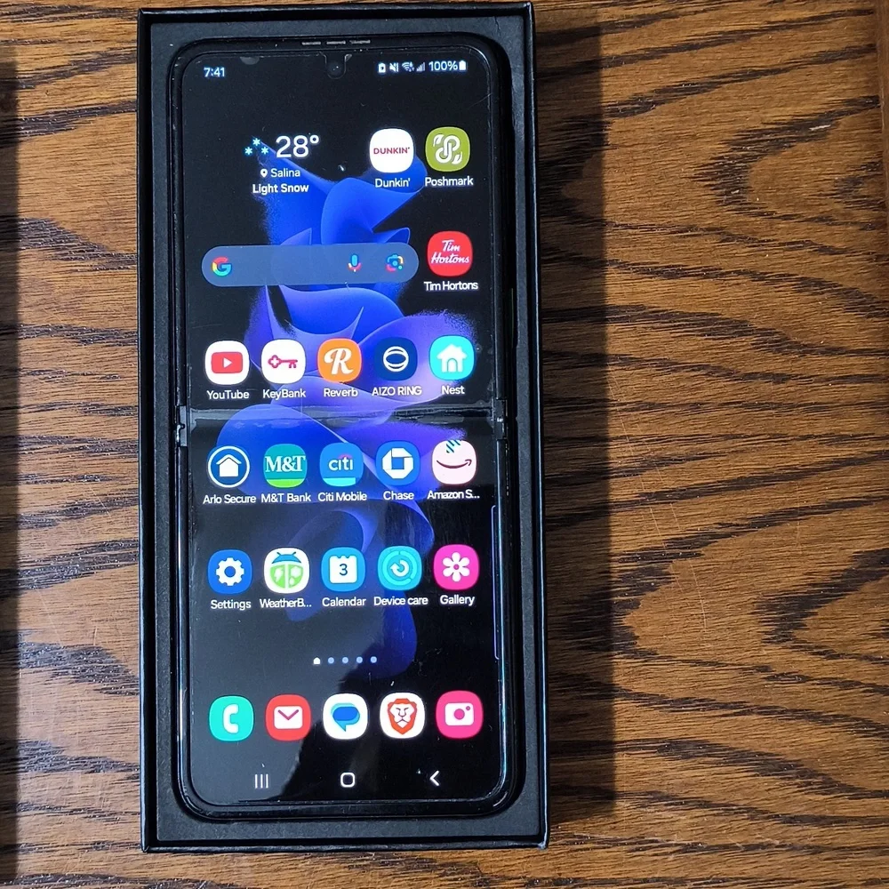 Samsung -Galaxy Z Flip3. 5G cell phone UNLOCKED